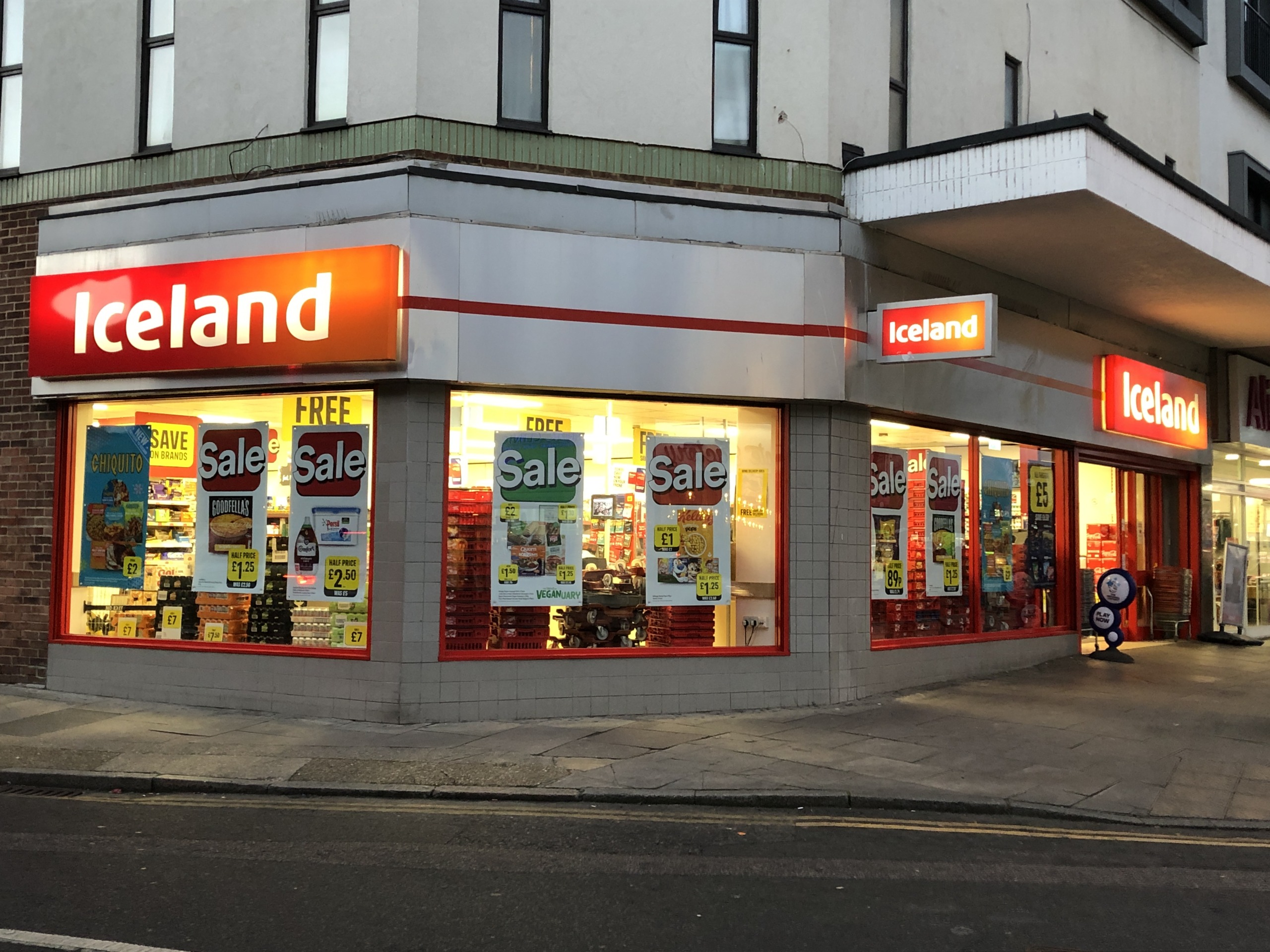 イギリスのスーパー Iceland アイスランド 夫婦英国暮らし 代カップルブログ